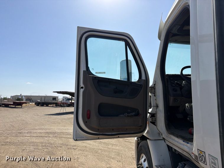 image for item EP3065 2013 Freightliner Cascadia semi truck