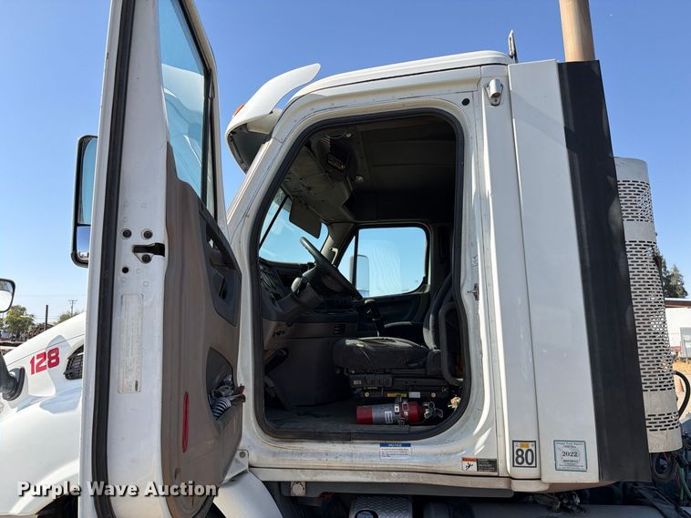image for item EP3065 2013 Freightliner Cascadia semi truck