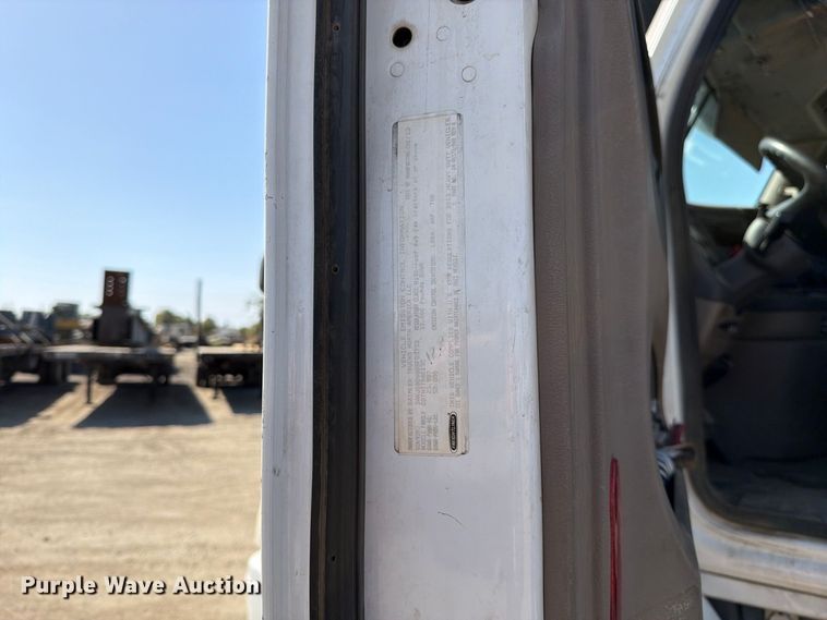 image for item EP3065 2013 Freightliner Cascadia semi truck