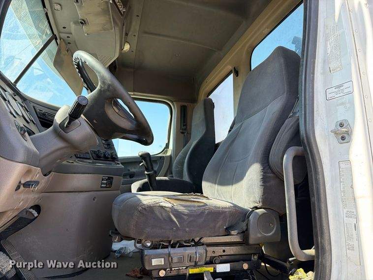 image for item EP3065 2013 Freightliner Cascadia semi truck