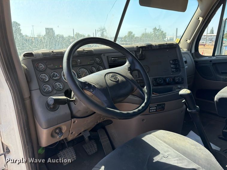 image for item EP3065 2013 Freightliner Cascadia semi truck