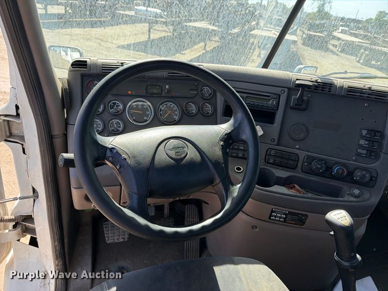image for item EP3065 2013 Freightliner Cascadia semi truck