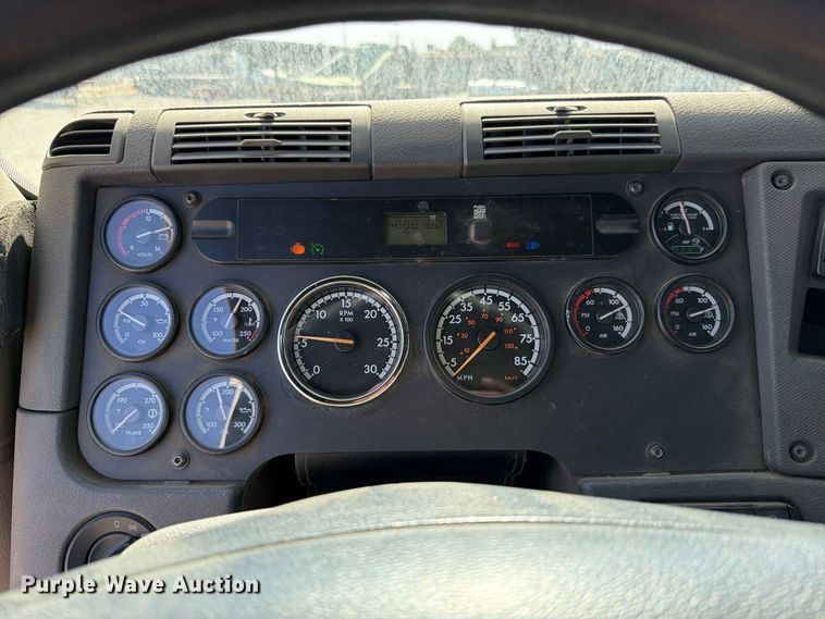 image for item EP3065 2013 Freightliner Cascadia semi truck