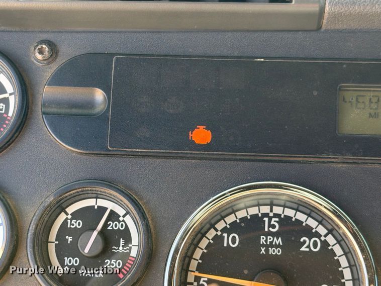 image for item EP3065 2013 Freightliner Cascadia semi truck