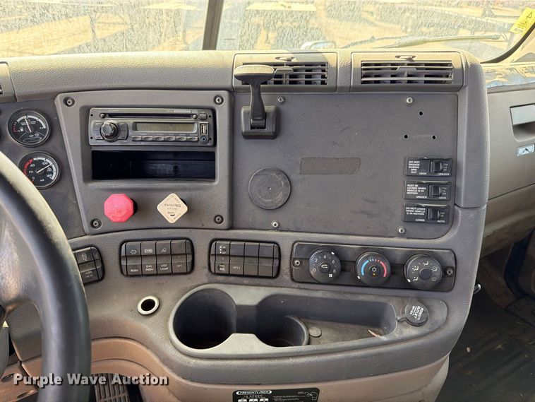 image for item EP3065 2013 Freightliner Cascadia semi truck