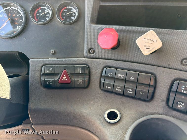 image for item EP3065 2013 Freightliner Cascadia semi truck