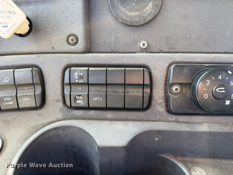 image for item EP3065 2013 Freightliner Cascadia semi truck