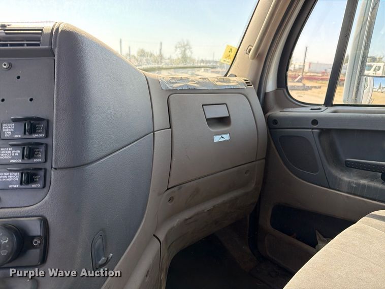 image for item EP3065 2013 Freightliner Cascadia semi truck
