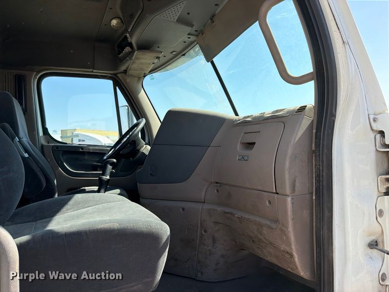 image for item EP3065 2013 Freightliner Cascadia semi truck