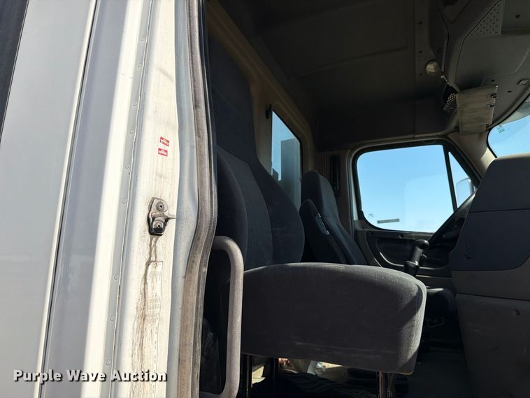 image for item EP3065 2013 Freightliner Cascadia semi truck
