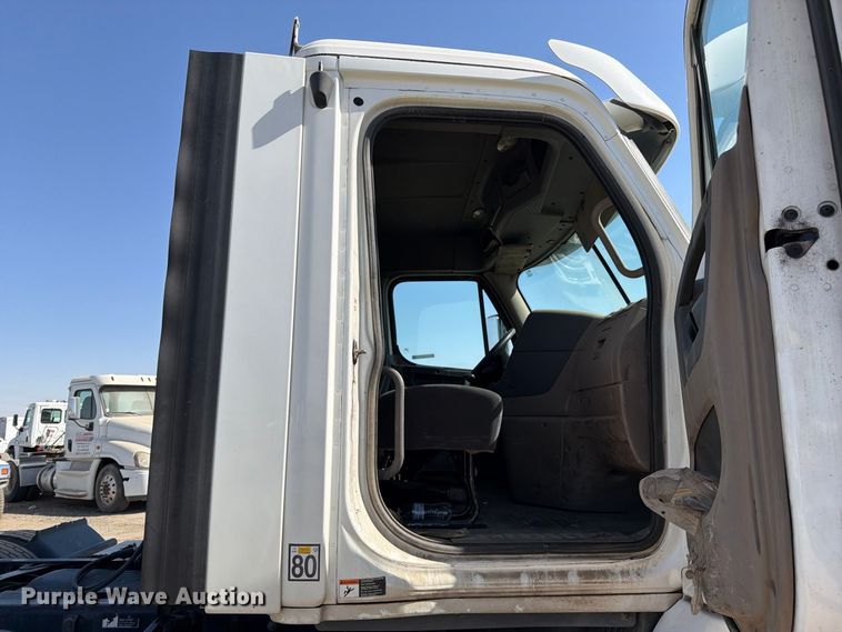 image for item EP3065 2013 Freightliner Cascadia semi truck