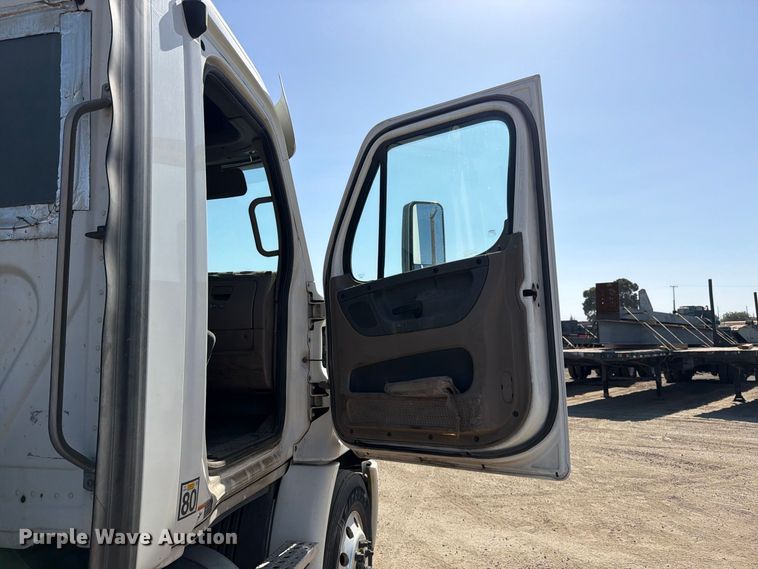 image for item EP3065 2013 Freightliner Cascadia semi truck