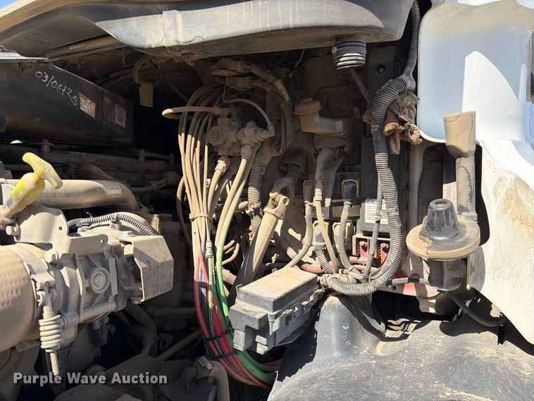 image for item EP3065 2013 Freightliner Cascadia semi truck