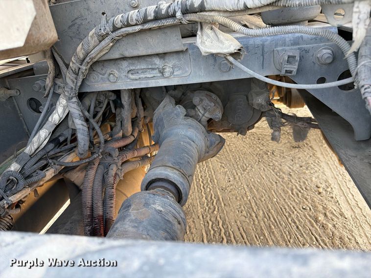 image for item EP3065 2013 Freightliner Cascadia semi truck