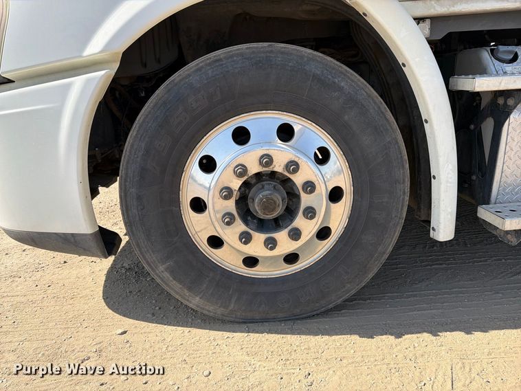 image for item EP3065 2013 Freightliner Cascadia semi truck
