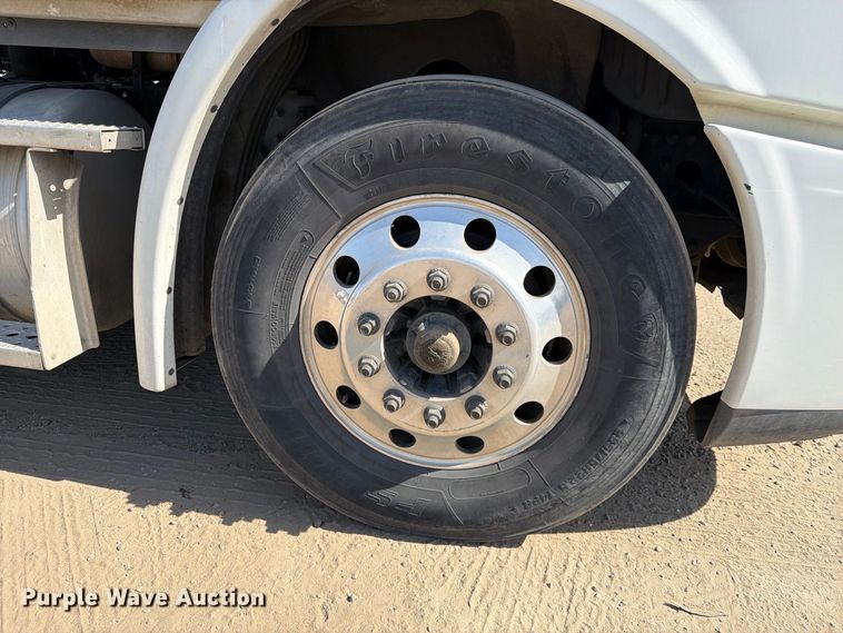 image for item EP3065 2013 Freightliner Cascadia semi truck