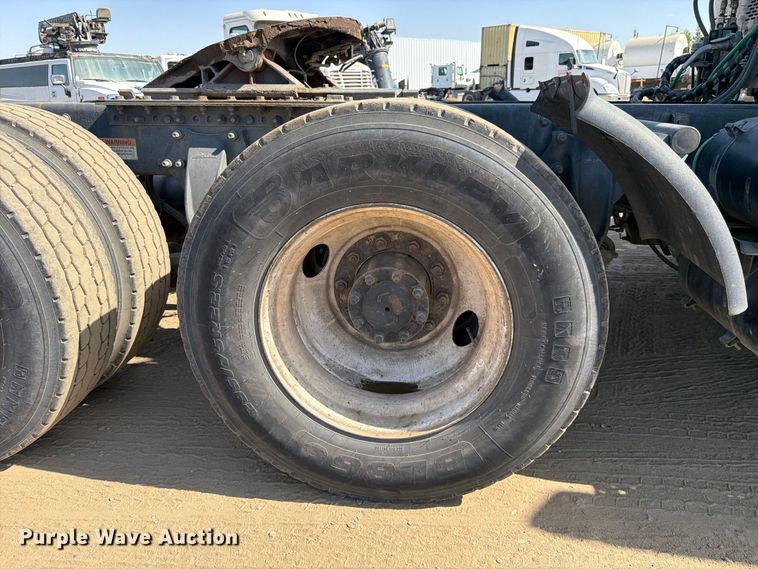 image for item EP3065 2013 Freightliner Cascadia semi truck