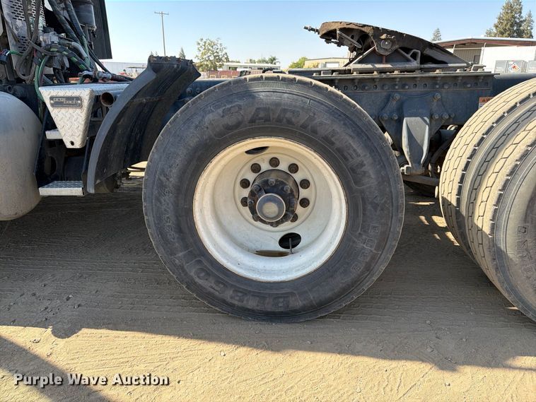 image for item EP3065 2013 Freightliner Cascadia semi truck