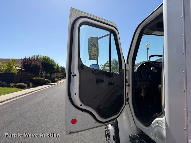 image for item EP3067 2011 Freightliner Business Class M2 box truck