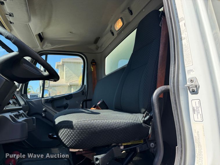 image for item EP3067 2011 Freightliner Business Class M2 box truck