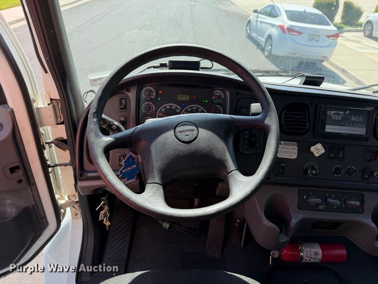 image for item EP3067 2011 Freightliner Business Class M2 box truck