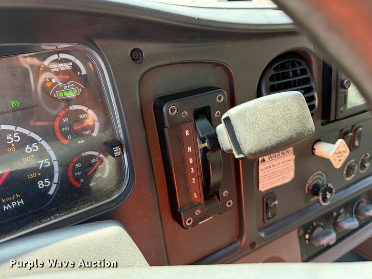 image for item EP3067 2011 Freightliner Business Class M2 box truck
