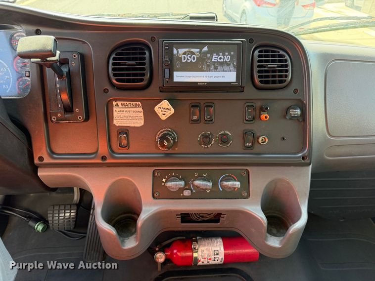 image for item EP3067 2011 Freightliner Business Class M2 box truck