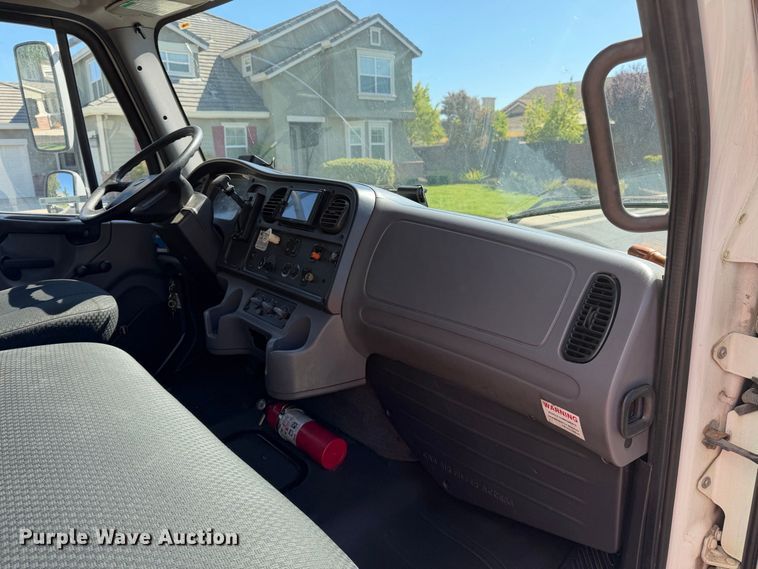 image for item EP3067 2011 Freightliner Business Class M2 box truck