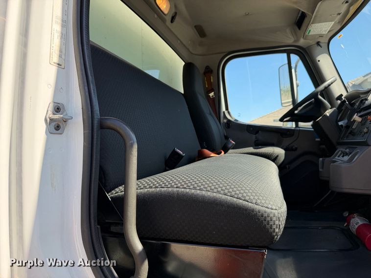 image for item EP3067 2011 Freightliner Business Class M2 box truck