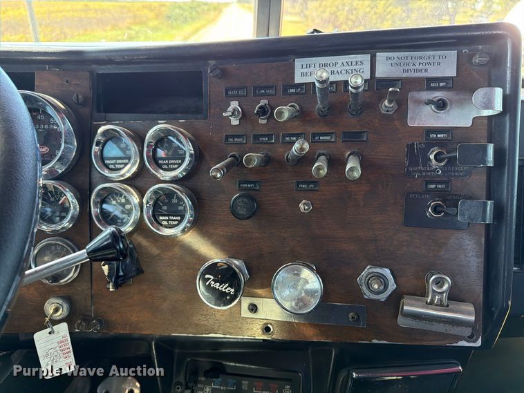 image for item EP7917 1989 Peterbilt 379 semi truck