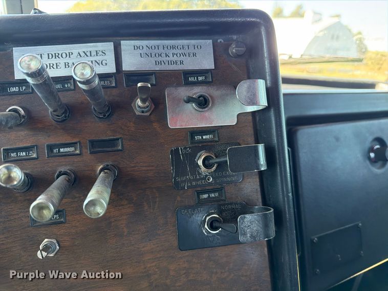 image for item EP7917 1989 Peterbilt 379 semi truck