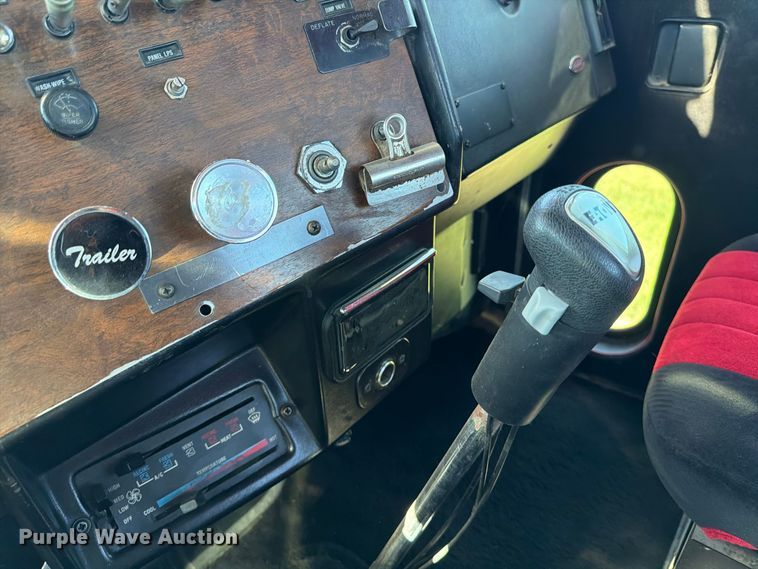 image for item EP7917 1989 Peterbilt 379 semi truck