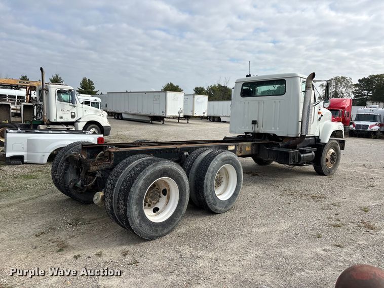 image for item ER3403 1999 International F2574 truck cab and chassis