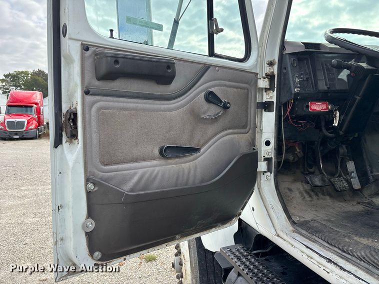 image for item ER3403 1999 International F2574 truck cab and chassis