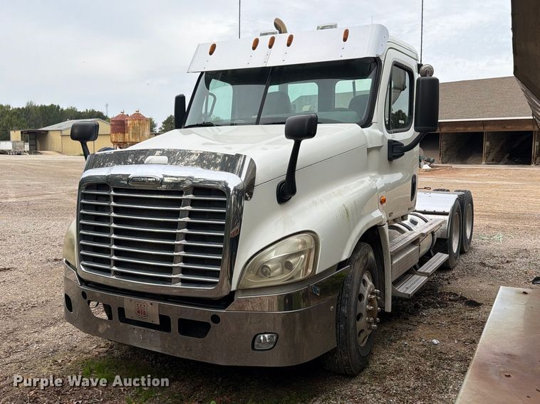 image for item ER3480 2011 Freightliner Cascadia 125 semi truck