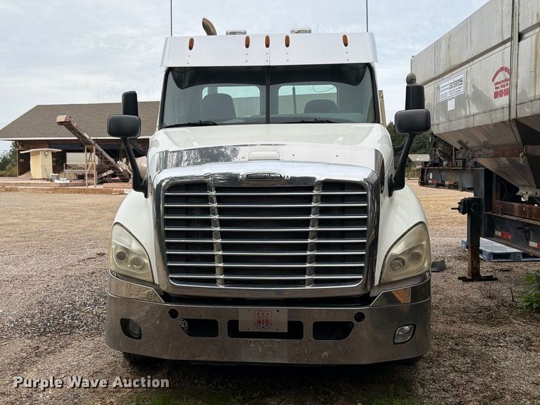 image for item ER3480 2011 Freightliner Cascadia 125 semi truck