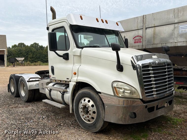 image for item ER3480 2011 Freightliner Cascadia 125 semi truck