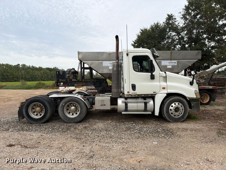 image for item ER3480 2011 Freightliner Cascadia 125 semi truck