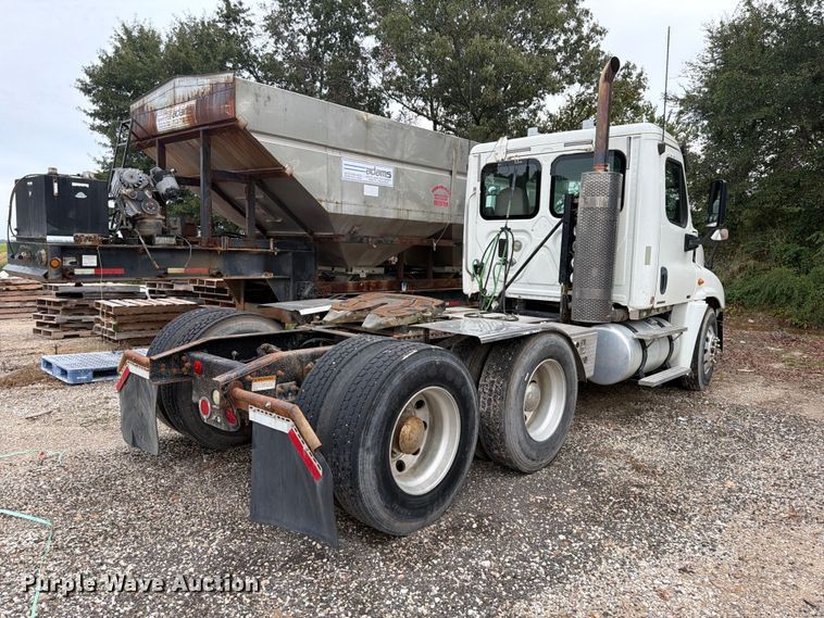 image for item ER3480 2011 Freightliner Cascadia 125 semi truck