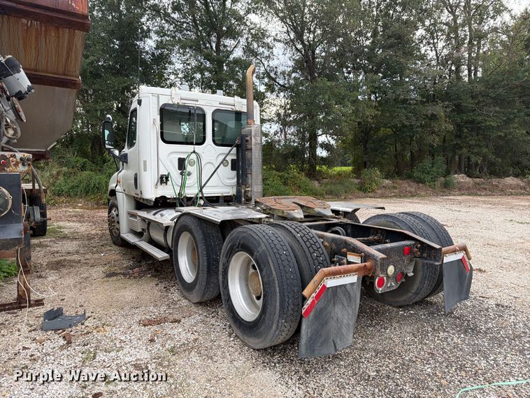 image for item ER3480 2011 Freightliner Cascadia 125 semi truck