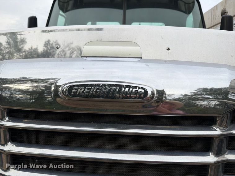 image for item ER3480 2011 Freightliner Cascadia 125 semi truck
