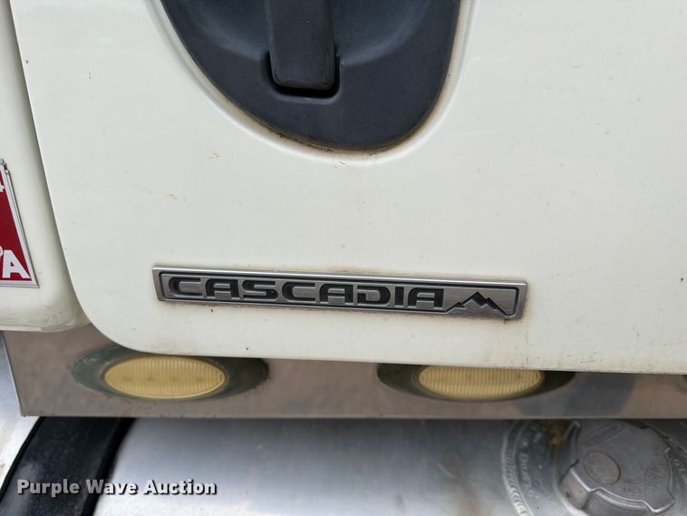 image for item ER3480 2011 Freightliner Cascadia 125 semi truck