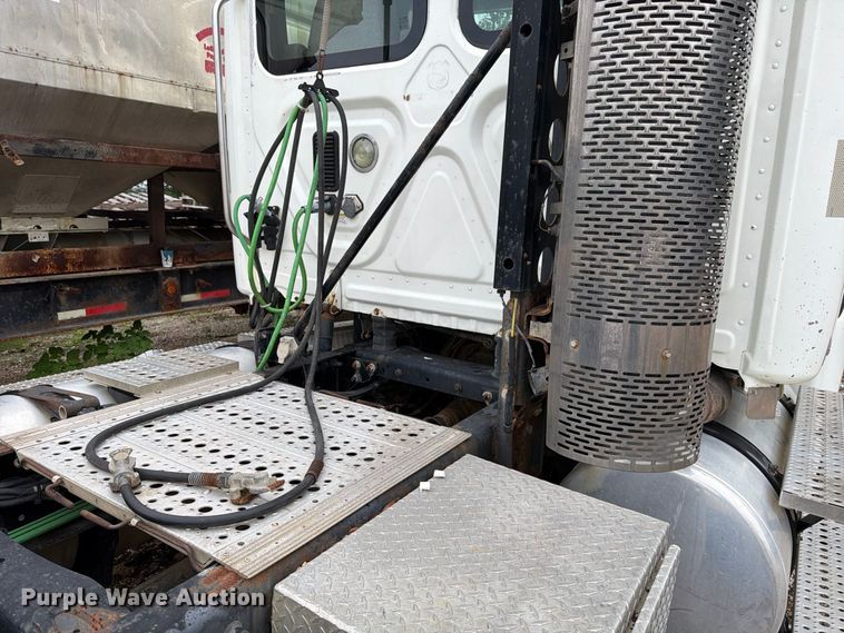 image for item ER3480 2011 Freightliner Cascadia 125 semi truck