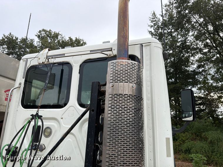 image for item ER3480 2011 Freightliner Cascadia 125 semi truck