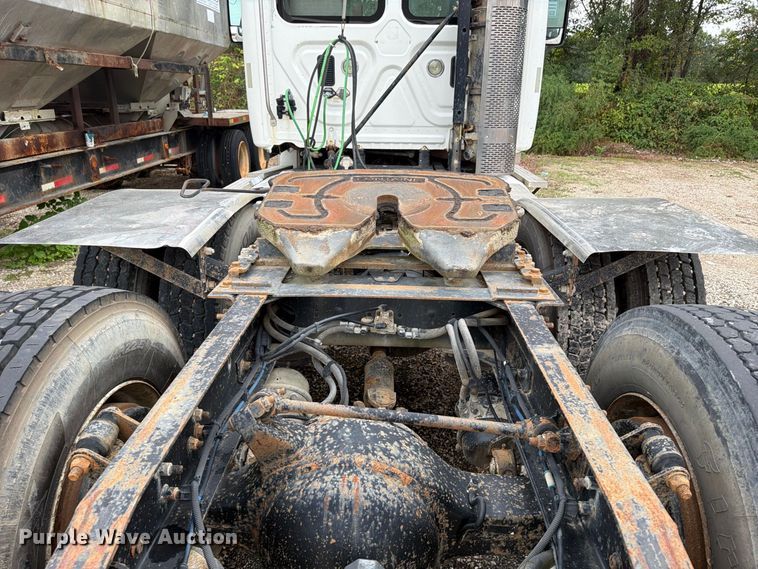 image for item ER3480 2011 Freightliner Cascadia 125 semi truck