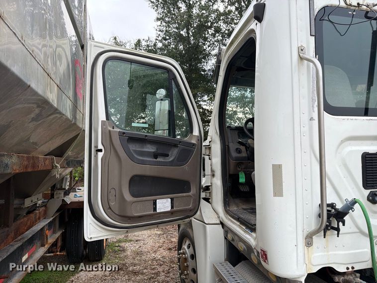 image for item ER3480 2011 Freightliner Cascadia 125 semi truck