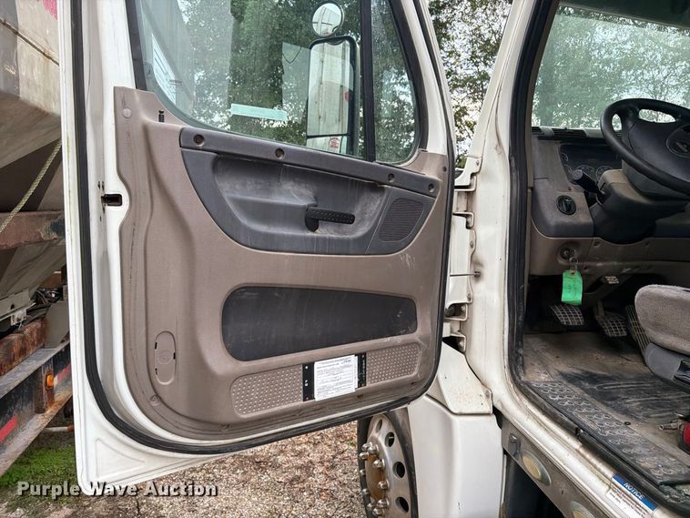 image for item ER3480 2011 Freightliner Cascadia 125 semi truck