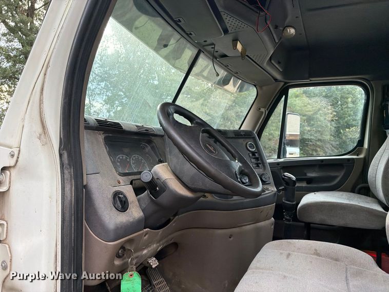 image for item ER3480 2011 Freightliner Cascadia 125 semi truck