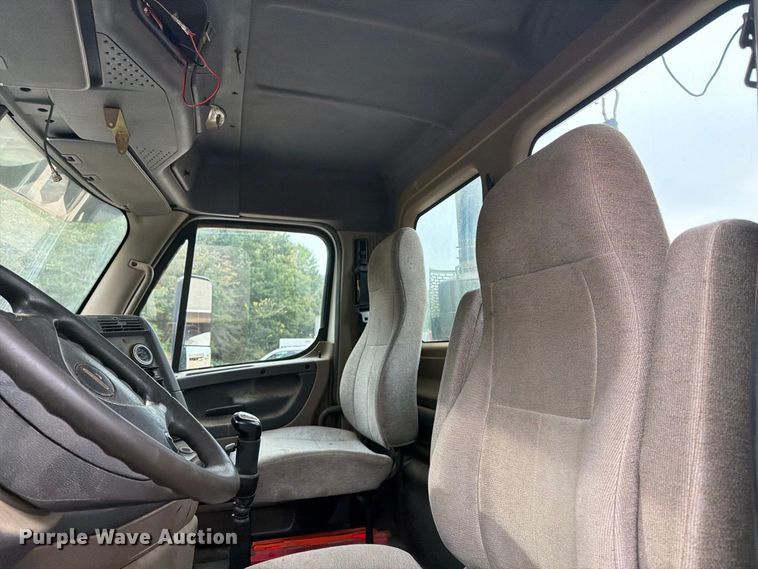 image for item ER3480 2011 Freightliner Cascadia 125 semi truck