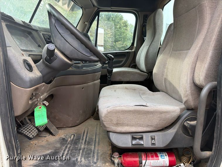 image for item ER3480 2011 Freightliner Cascadia 125 semi truck